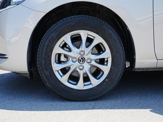 標準装備の純正15インチアルミホイール。タイヤサイズは185/65R15です。