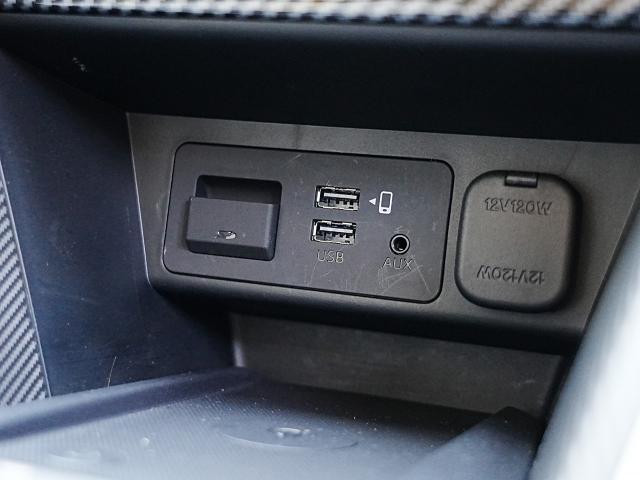 CD/DVD再生プレーヤーとフルセグTVチューナーは非搭載ですが、USB端子やAUX端子は備えています。