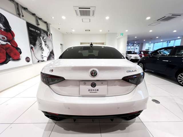 テールランプは以前のモデルと違って、くり抜き状になっています！