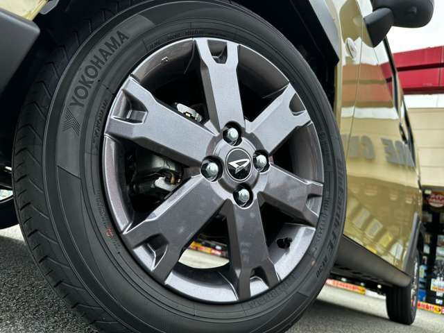 ガンメタリック塗装の純正15インチアルミホイールを装備☆タイヤサイズは165/65R15となっております！