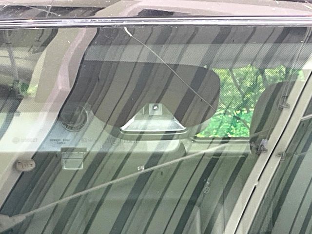 【エマージェンシーブレーキ】走行中に前方の車両等を認識し、衝突しそうな時は警報とブレーキで衝突回避と被害軽減をアシスト。より安全にドライブをお楽しみいただけます。
