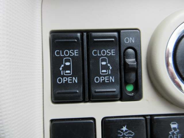 両側電動スライドドア