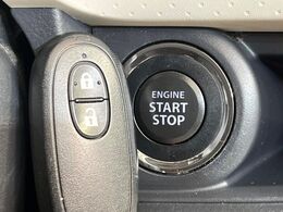 【インテリジェントキー】カバンやポケットに入れたままでもドアの施錠・解錠が可能なスマートキーを装備。エンジンのオン・オフ時もカギを取り出す必要が無いからとっても便利です♪