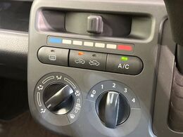 寒い冬も暑い夏も全席に快適な空調を届けてくれる、ダイヤル式エアコンを装備♪