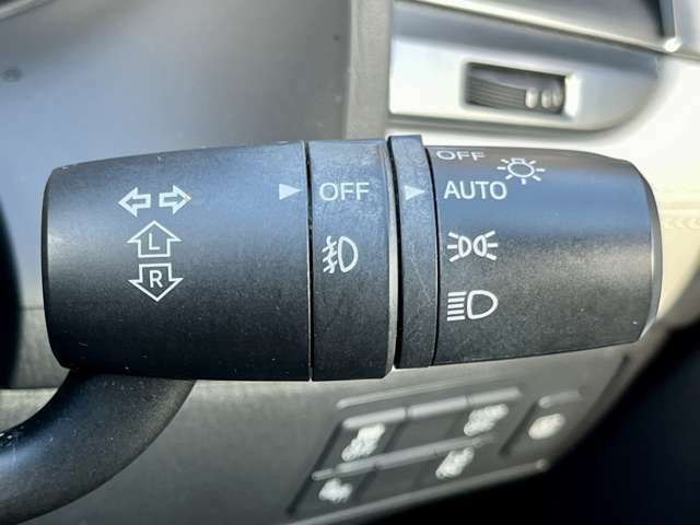 「オートライト」　暗くなると自動でライトが点灯し、安全運転を手助け！