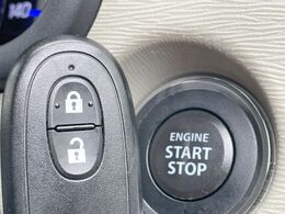 【アドバンストキー】カバンやポケットに入れたままでもドアの施錠・解錠が可能なスマートキーを装備。エンジンのオン・オフ時もカギを取り出す必要が無いからとっても便利です♪