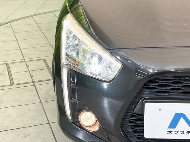 【LEDヘッドライト】悪天候や夜間走行時も良好な視界を確保し安心して運転できる高輝度LEDヘッドライトを装備！点灯速度が早く、消費電力も抑えられています。