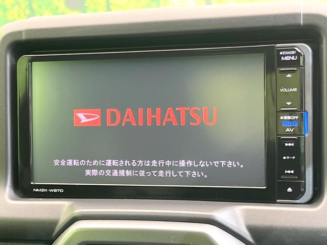 【メーカー純正ナビ】インテリアに溶け込むスタイリッシュな「専用設計」メーカーナビを装備♪視認性や操作性など基本性能にも優れ、より上質なカーライフをお楽しみいただけます。