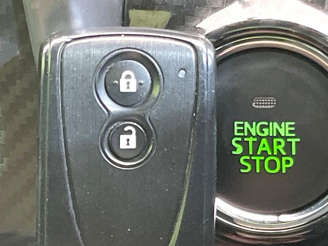 【キーフリーシステム】カバンやポケットに入れたままでもドアの施錠・解錠が可能なスマートキーを装備。エンジンのオン・オフ時もカギを取り出す必要が無いからとっても便利です♪