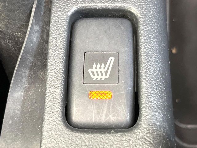 【シートヒーター】寒い日に重宝するシートヒーター！エアコンより早く温まってくれるので寒がりの人も安心ですね♪エアコンの温風は乾燥するから苦手、という方にもをおすすめです。