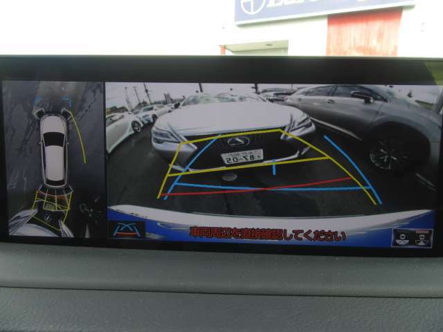 パノラミックビューモニターは車両の前後左右に搭載したカメラから取り込んだ映像を合成し、上から車両を見下ろした様な映像をナビ画面に表示。運転席から目視しにくい車両周辺の状況をリアルタイムで確認できます。