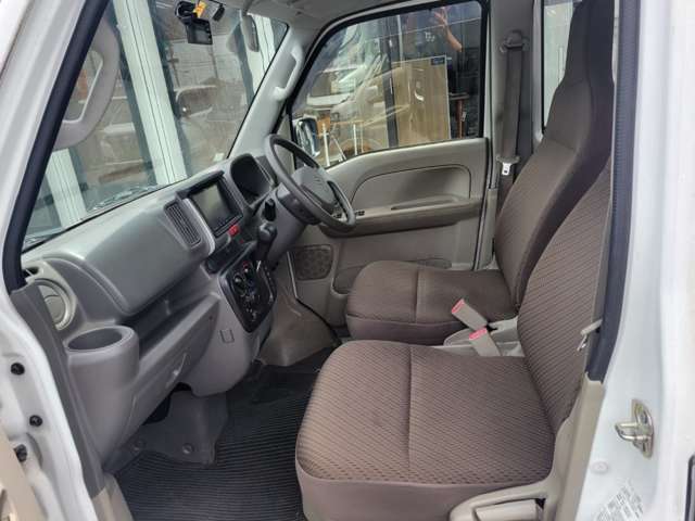 運転席側シート　使用感少なく綺麗です