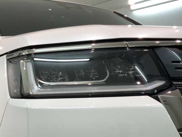 LEDヘッドライトは、点灯の瞬間から最大光量を発揮し、突然暗くなるトンネルなどでの安定感を高めます。