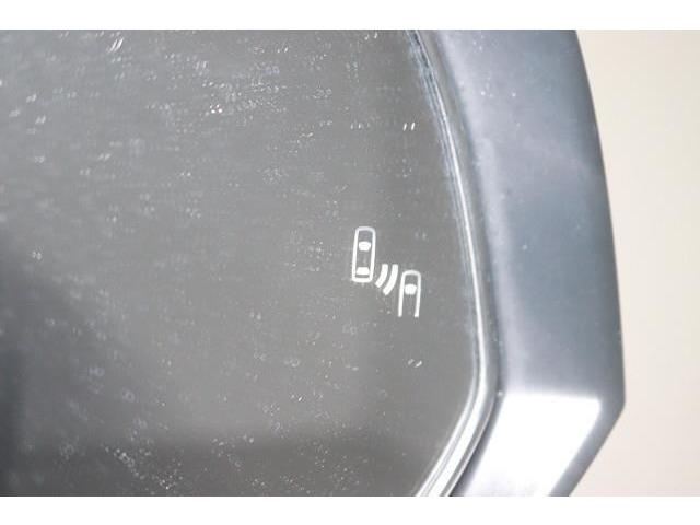BSM（ブラインドスポットモニター）を装備！　隣の車線を走る車両が死角エリアに入ると、ドアミラーのインジケーターが光ってお知らせ。