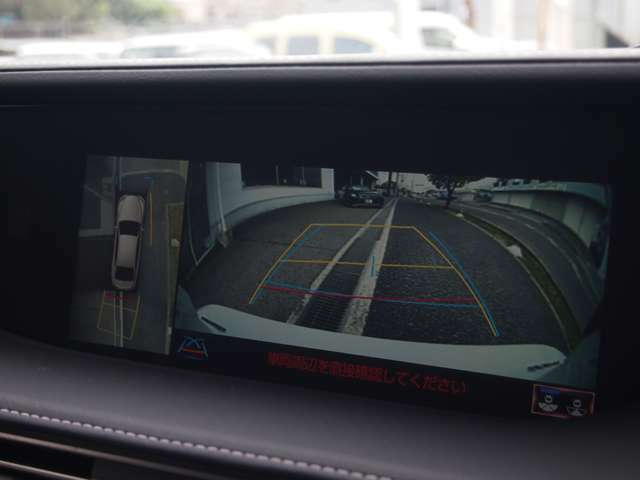 バック駐車時、安全に視界を確保するバックカメラ付きです