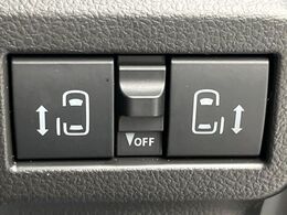 【両側パワースライドドア】スマートキーや運転席のスイッチで後席両側スライドドアの開閉が可能♪電動だから力を入れてドアを開ける必要が無く、小さなお子様でも簡単に開け閉めでき快適です♪