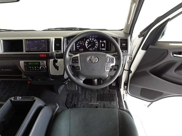 視界良好、操作しやすい運転席です。