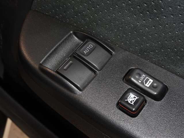 運転席と助手席のみパワーウィンドウを装備してます。