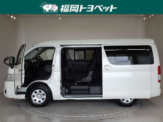 スライドドアは両側手動式です。