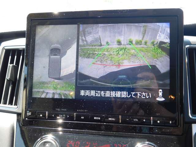 シフトレバーをリバースに入れると、まるで真上から見下ろしているような感覚で駐車をサポートしてくれます。