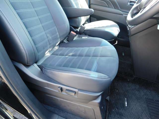 運転席シートは電動で調整できます