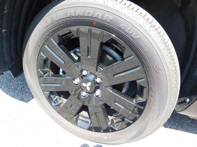 外観にマッチした純正アルミホイールを装着しております。なお、タイヤサイズは225/55R18です。