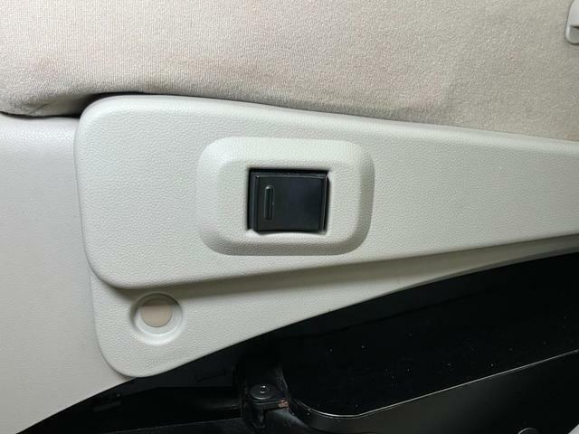 座席の横にスイッチがあるのでご自分のタイミングで座席を回転できます。