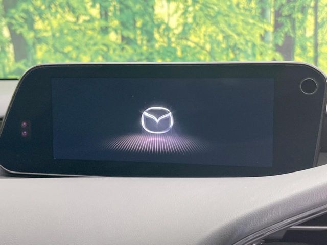【8.8インチマツダコネクト】車内の雰囲気にマッチした大型のディスプレイ。スマホ接続でのナビ使用やBluetooth再生等、様々な機能が楽しめます。直感的なダイヤル操作が可能で、使い勝手も良好です。