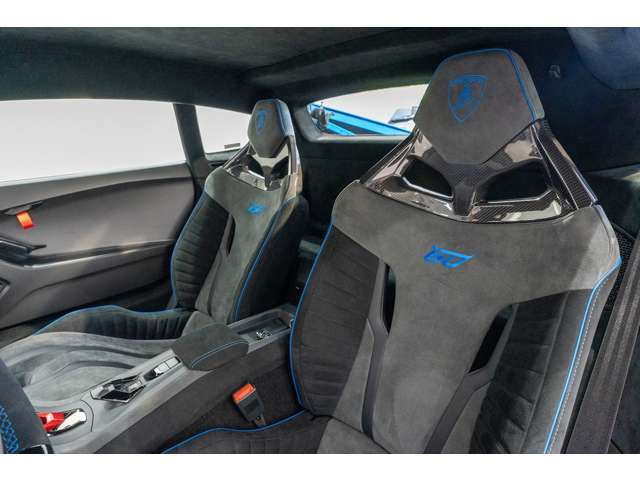 シートはアルカンターラのSTOのロゴ入りでスポーツシートになります。ブルーのステッチがオシャレな内装になっております。