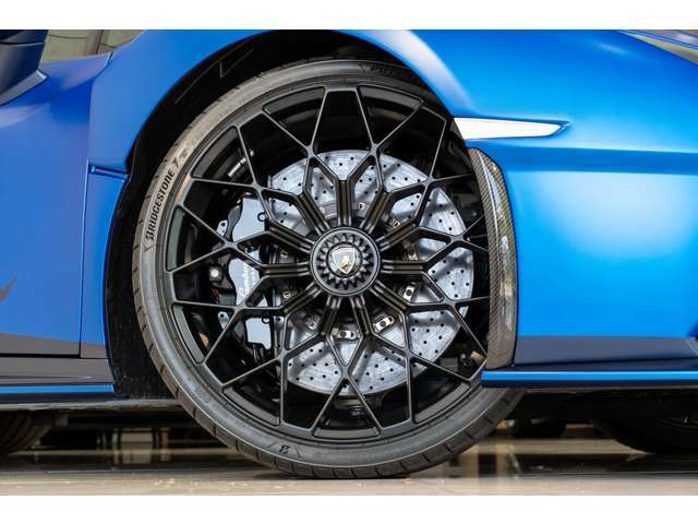 タイヤサイズはFr：は245/30R20、Fr：305/30R20になります！！