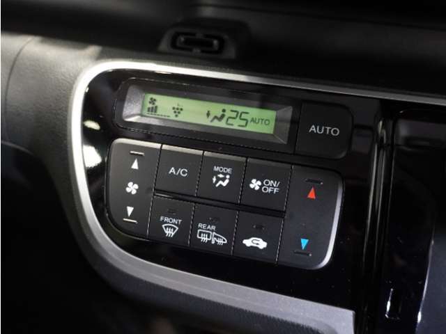 【オートエアコン】温度を設定すれば自動で快適な車内温度を保ちます。エアコン内部の高性能脱臭フィルターで車内のアレルゲンや花粉を除去。