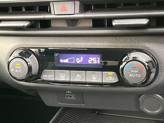 【オートエアコン】一度お好みの温度に設定すれば、車内の温度を検知し風量や温度を自動で調整。暑い…寒い…と何度もスイッチ操作をする必要はありません。快適な車内空間には必須の機能ですね♪