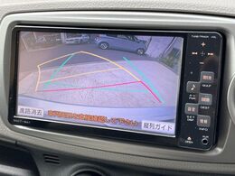 【バックカメラ】駐車時に後方がリアルタイム映像で確認できます。大型商業施設や立体駐車場での駐車時や、夜間のバック時に大活躍！運転スキルに関わらず、今や必須となった装備のひとつです！
