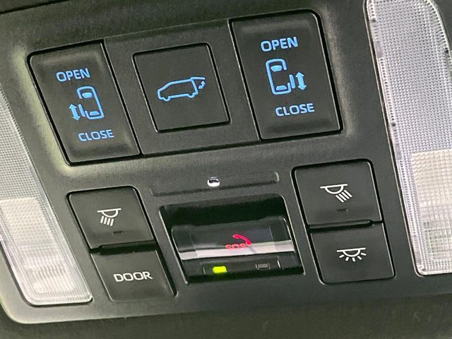 【両側パワースライドドア】スマートキーや運転席のスイッチで後席両側スライドドアの開閉が可能♪電動だから力を入れてドアを開ける必要が無く、小さなお子様でも簡単に開け閉めでき快適です♪