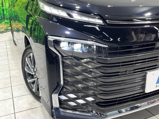 【LEDヘッドライト】悪天候や夜間走行時も良好な視界を確保し安心して運転できる高輝度LEDヘッドライトを装備！点灯速度が早く、消費電力も抑えられています。