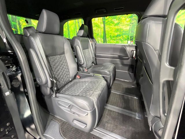 後部座席も気になるようなキズ・汚れやへたり等、大きなダメージはなく、良好な状態です。