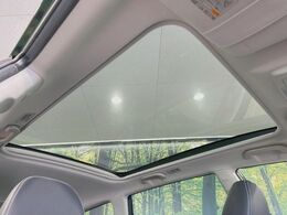 【ガラスルーフ】ガラスルーフ搭載で車内の解放感が一気にアップ！開放的なドライブをお楽しみいただけます。