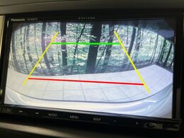 【バックカメラ】駐車時に後方がリアルタイム映像で確認できます。大型商業施設や立体駐車場での駐車時や、夜間のバック時に大活躍！運転スキルに関わらず、今や必須となった装備のひとつです！