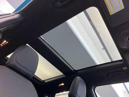 ●パノラミックサンルーフ：開放感たっぷりの希少装備、サンルーフが装着されています！車内に明かりを取り入れたり景色を楽しむ以外にも、車内の空気も簡単に換気できて快適です！