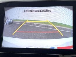 【バックカメラ】駐車時に後方がリアルタイム映像で確認できます。大型商業施設や立体駐車場での駐車時や、夜間のバック時に大活躍！運転スキルに関わらず、今や必須となった装備のひとつです！