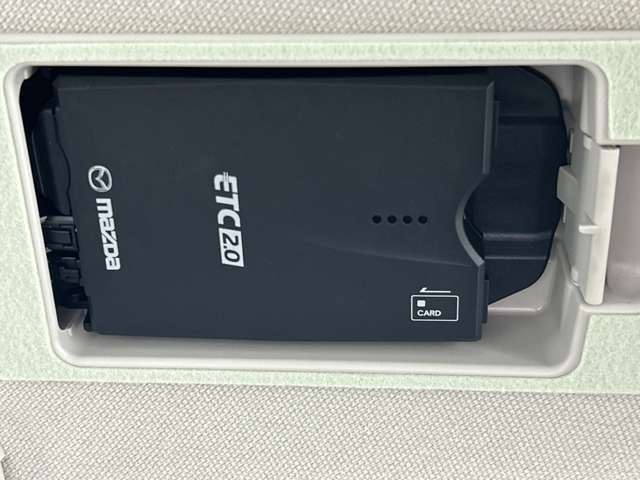 【ETC】有料道路を利用する際に料金所で停止することなく通過できる、ETC車載器（ノンストップ自動料金収受システム機器）が装備されています。セットアップを行うことで利用可能になります。
