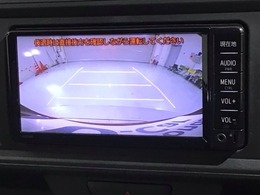リバースギアに入れるだけで後方の表示へ切り替わります。夜間や雨の日の駐車も楽になりますよ。