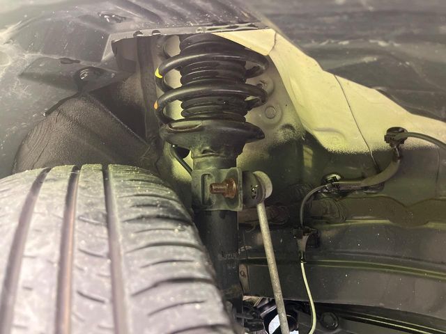 お車を安心してお乗りいただく為には、足回りの定期点検が欠かせません。サービスサポート（有償保証）では無料点検もご提供しており、安心のカーライフをお過ごしいただけるサポート体制が整っています。