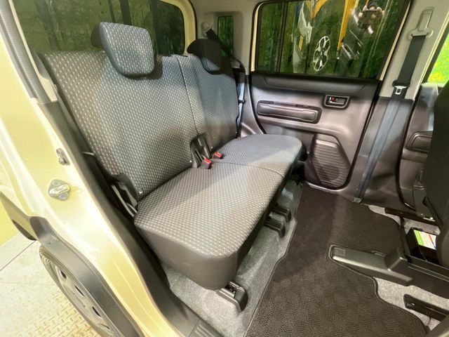 広々とした2列目シートは居住性が高く、居心地も快適！友達や家族とのお出かけにぴったりです。ベビーシートやチャイルドシート使用時も快適にお過ごしいただける十分な空間を確保しています。