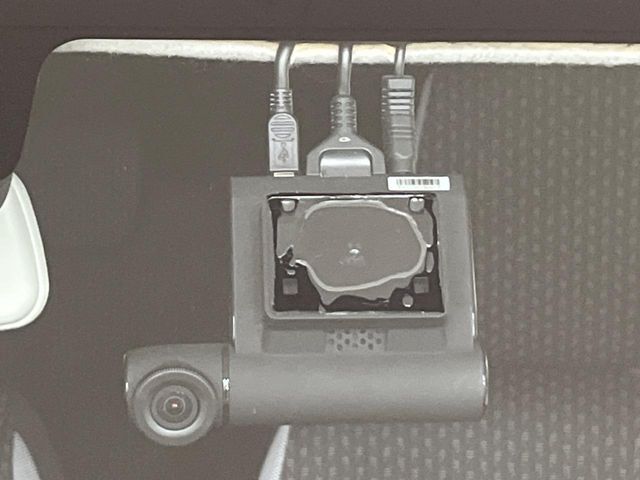 【ドライブレコーダー】安心・安全なカーライフに必須のドライブレコーダーを装備！走行中はもちろん、あおり運転や事故に遭遇した際の状況も映像で記録し、万一のリスクに備えます。