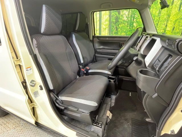 運転席シート廻りは使用感も少なく、良好な状態となっています。丁寧に使われていたことがよくわかりますね。