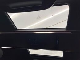 【左右独立ムーンルーフ】2列目左右席にそれぞれ配置されたガラスルーフ！日差しに合わせて片側だけシェードを閉めることも可能です！