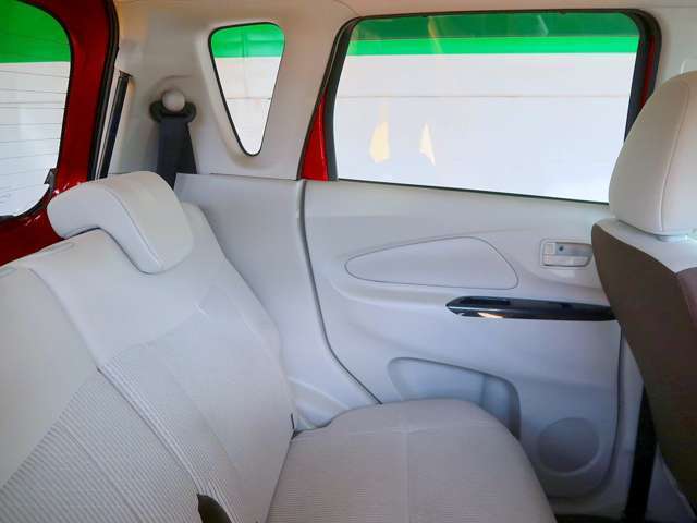 ゆったり座れるリアシート！足元スペースも広々としていて、乗り心地も良いです！シートの座り心地も良くてくつろげますよ♪