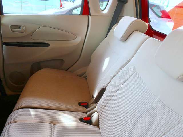 ゆったり座れるリアシート！足元スペースも広々としていて、乗り心地も良いです！シートの座り心地も良くてくつろげますよ♪