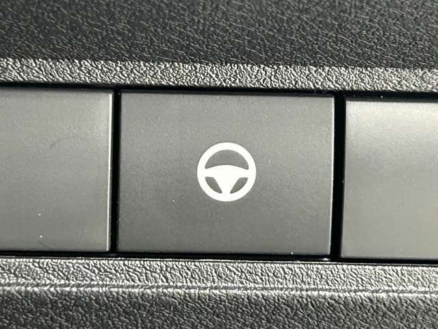 【パーキングアシスト機能】路上での縦列駐車をサポート。駐車時に十分なスペースがあるか検知し、ドライバーの代わりに自動でステアリングを切り返します。